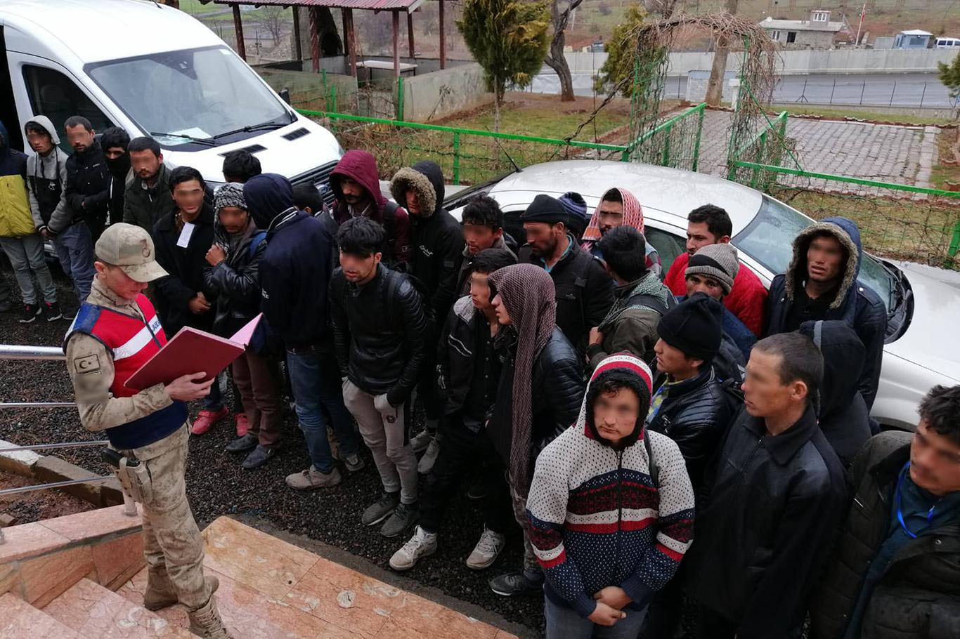 Bingöl'de 229 göçmen yakalandı